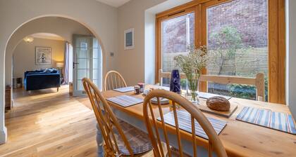 A delightful cottage conveniently located down a quite lane in the village