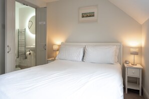 3 bedrooms, desk, iron/ironing board, Internet