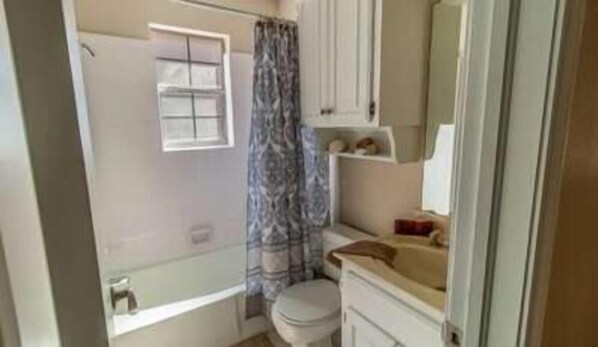 Badkar, hårtork och handdukar