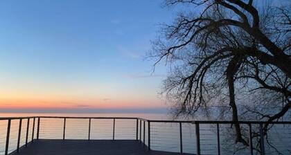 Cottage on Lake Erie with beach access .Local wineries