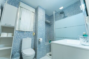 A bathroom with a toilet, sink, and shower. - Mogro Cove   (Mogro)