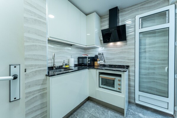 Fridge, microwave, oven, stovetop