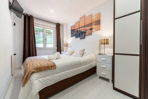 3 habitaciones, tabla de planchar con plancha y cuna de viaje