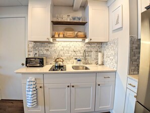 Fridge, coffee/tea maker, cookware/dishes/utensils, ice maker