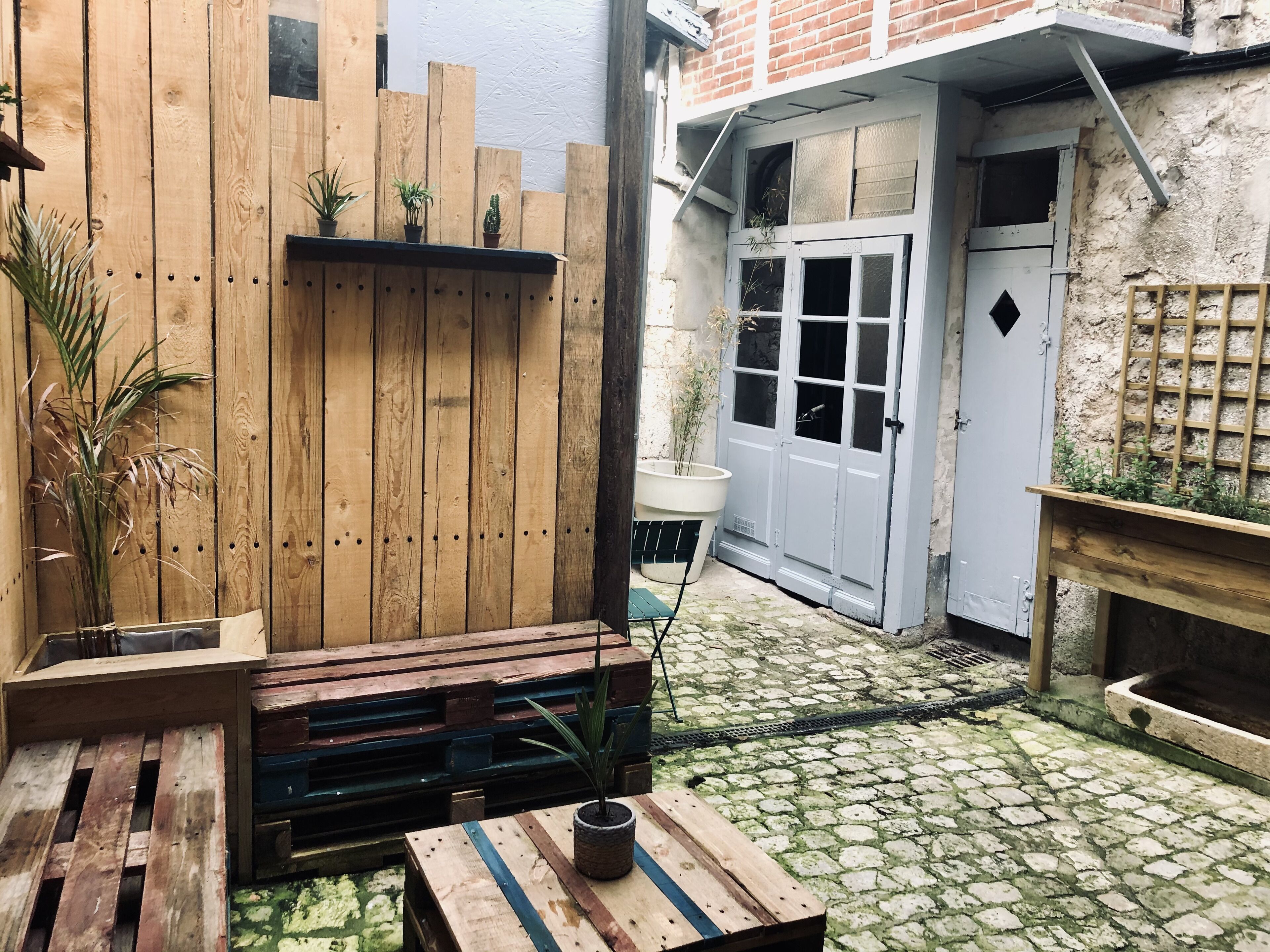 HYPERCENTRE - Charmant T2 et sa cour extérieure