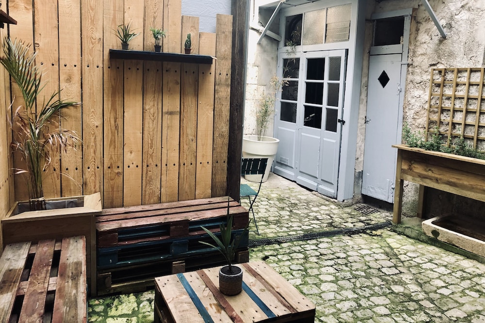 HYPERCENTRE - Charmant T2 et sa cour extérieure