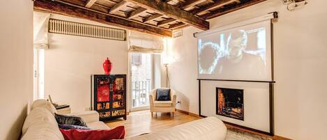 TV, peis og stereoanlegg