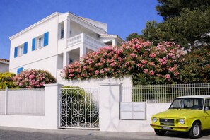 Property grounds - Waterfront Terrace - Sandy beach in Martigues, 2 steps from Marseille (Martigues)