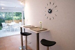 Dining - Waterfront Terrace - Sandy beach in Martigues, 2 steps from Marseille (Martigues)