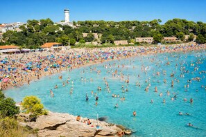 On the beach, sun-loungers - Waterfront Terrace - Sandy beach in Martigues, 2 steps from Marseille (Martigues)