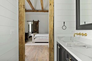 4 chambres, bureau, fer et planche à repasser, lit de bébé portatif