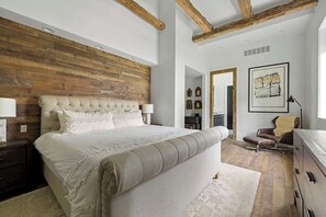 4 makuuhuonetta, työpöytä, silitysrauta/-lauta, vauvan matkasänky