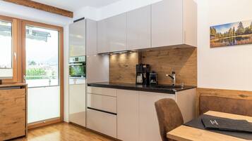 Jääkaappi, liesi, astianpesukone, kahvin-/teenkeitin