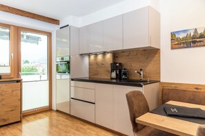 Kjøleskap, kokeplater, oppvaskmaskin og kaffetrakter/tekoker