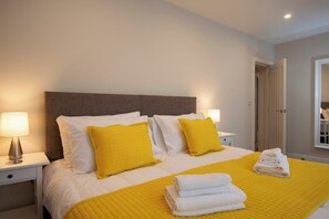 2 bedrooms, iron/ironing board - Plum Guide - Tarmac After Rain (Portsmouth)