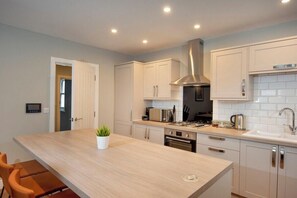 Micro-ondes, four, lave-vaisselle, cafetière/bouilloire