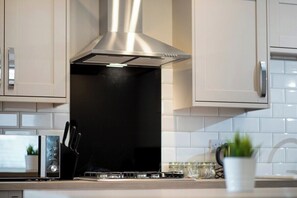 Micro-ondes, four, lave-vaisselle, cafetière/bouilloire