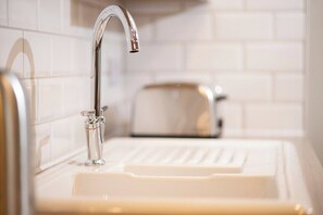 Bathroom - Plum Guide - Tarmac After Rain (Portsmouth)