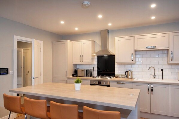 Micro-ondes, four, lave-vaisselle, cafetière/bouilloire