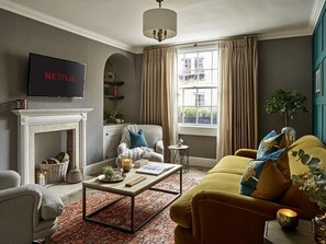 TV - Plum Guide - Garden Sensibility (Bath)