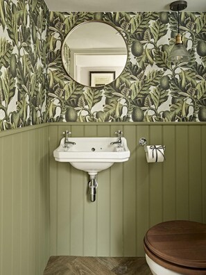 Shower - Plum Guide - Garden Sensibility (Bath)