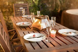 Dining - Plum Guide - Garden Sensibility (Bath)