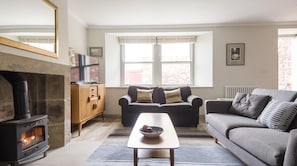 Fernseher, Kamin, Bücher