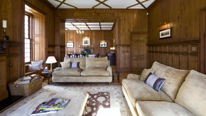 Living room - Plum Guide - Assynt House (Dingwall)