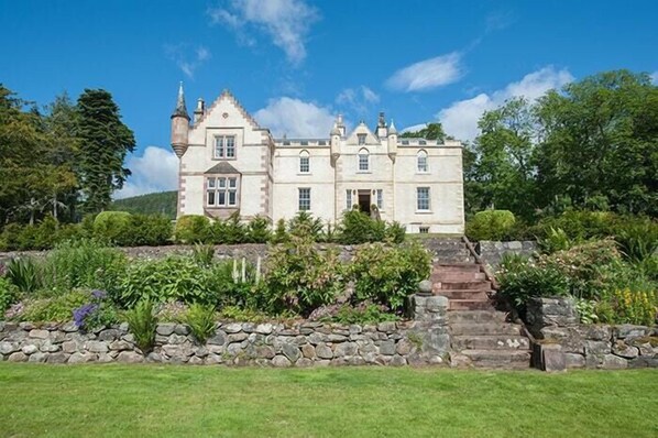 Exterior - Plum Guide - Assynt House (Dingwall)