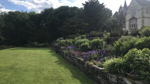 Property grounds - Plum Guide - Assynt House (Dingwall)