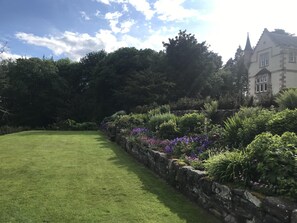 Property grounds - Plum Guide - Assynt House (Dingwall)