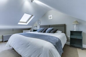 3 bedrooms, iron/ironing board - Plum Guide - CIX Nunnery Lane (York)