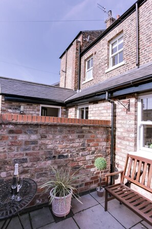 Balcony - Plum Guide - CIX Nunnery Lane (York)