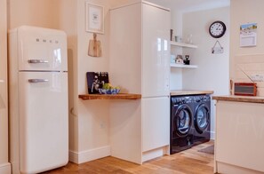 3 bedrooms, iron/ironing board - Plum Guide - CIX Nunnery Lane (York)