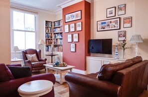 TV, fireplace, DVD player, books - Plum Guide - CIX Nunnery Lane (York)