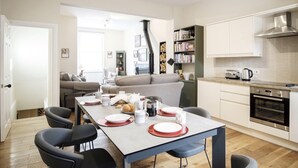 Private kitchen - Plum Guide - Cvii Nunnery Lane (York)
