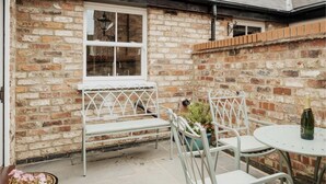 Outdoor dining - Plum Guide - Cvii Nunnery Lane (York)