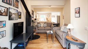 TV, fireplace, DVD player, books - Plum Guide - Nunnery Lane (York)