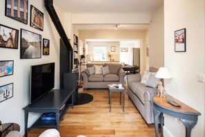 TV, fireplace, DVD player, books - Plum Guide - Nunnery Lane (York)