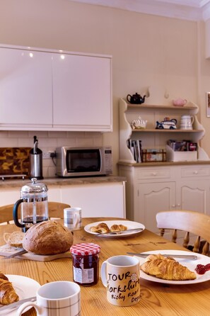 Dishwasher - Plum Guide - Nunnery Lane (York)