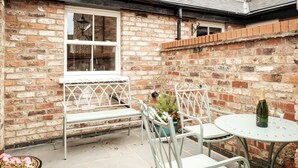 Balcony - Plum Guide - Nunnery Lane (York)