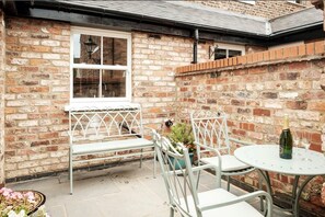 Balcony - Plum Guide - Nunnery Lane (York)