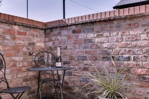 Outdoor dining - Plum Guide - Nunnery Lane (York)