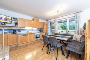 Fridge, oven, stovetop, dishwasher