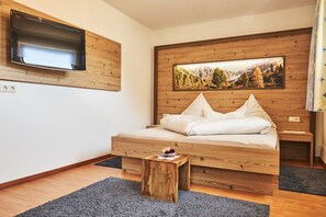 2 bedrooms, iron/ironing board, travel crib, free WiFi