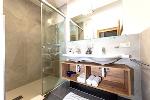 Shower, hair dryer, towels, soap - Top-Modern Apartment in a Prime Location – Right in the Heart of Tyrol. (Ried im Oberinntal)