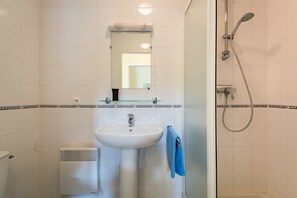 Combined shower/tub, towels