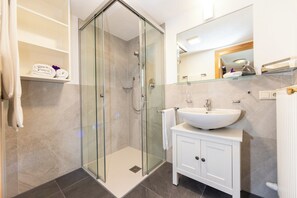 Shower, hair dryer, towels - Modern apartments in a prime location – your perfect Holiday Home in Tyrol. (Ried im Oberinntal)