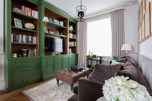 TV - First Street III by onefinestay (London)
