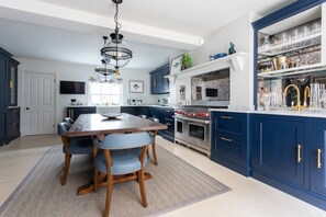 Fridge, microwave, dishwasher, coffee/tea maker - First Street III by onefinestay (London)